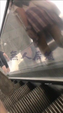 作死CD大神无人后继电梯楼梯尾随跟踪广角撩裙偸拍多位小姐姐裙底发现迷你裙无内骚女太牛逼了 截图4