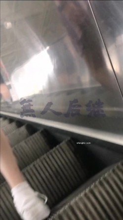 作死CD大神无人后继电梯楼梯尾随跟踪广角撩裙偸拍多位小姐姐裙底发现迷你裙无内骚女太牛逼了 截图6