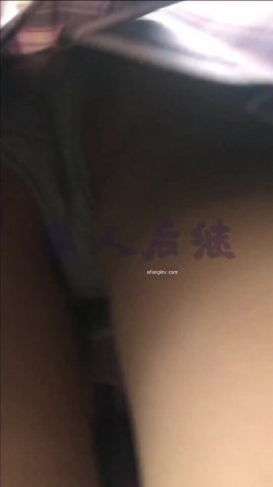 作死CD大神无人后继电梯楼梯尾随跟踪广角撩裙偸拍多位小姐姐裙底发现迷你裙无内骚女太牛逼了 截图8