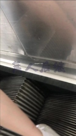 作死CD大神无人后继电梯楼梯尾随跟踪广角撩裙偸拍多位小姐姐裙底发现迷你裙无内骚女太牛逼了 截图10
