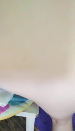 骚气新人双马尾贫乳妹子情趣装裙子诱惑 椅子上掰开逼逼卖力表演 截图9