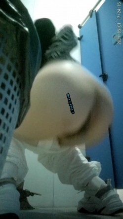 拍多位年轻小姐姐大小便，美女诱惑蜜桃臀，旗袍老阿姨无毛一线天简直太顶了 截图13