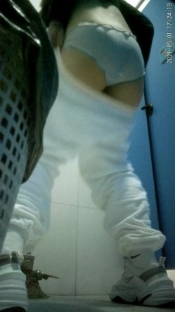 拍多位年轻小姐姐大小便，美女诱惑蜜桃臀，旗袍老阿姨无毛一线天简直太顶了 截图15