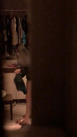 手机门缝偷拍爱狗的合租妹子脱光衣服一边打电话一边揉胸 截图1