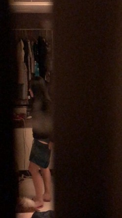 手机门缝偷拍爱狗的合租妹子脱光衣服一边打电话一边揉胸 截图2