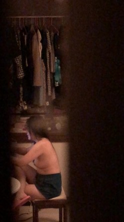 手机门缝偷拍爱狗的合租妹子脱光衣服一边打电话一边揉胸 截图6