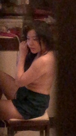 手机门缝偷拍爱狗的合租妹子脱光衣服一边打电话一边揉胸 截图10