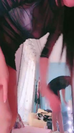 黑框眼镜极品美御姐！黑丝高跟鞋诱惑！表情挑逗超诱人，半脱丝袜抖臀掰穴，镜子前扭来扭去，极度淫骚 截图16