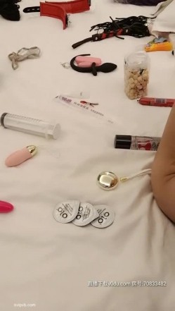 调教女奴，刮毛夹奶爬行,筷子插屁眼，给女主人舔逼,舔脚,喝尿 截图1
