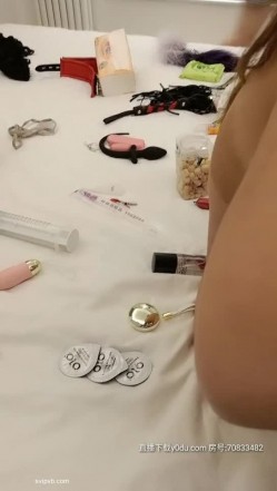 调教女奴，刮毛夹奶爬行,筷子插屁眼，给女主人舔逼,舔脚,喝尿 截图2