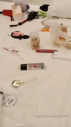 调教女奴，刮毛夹奶爬行,筷子插屁眼，给女主人舔逼,舔脚,喝尿 截图4
