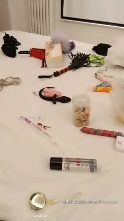 调教女奴，刮毛夹奶爬行,筷子插屁眼，给女主人舔逼,舔脚,喝尿 截图5