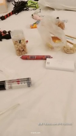 调教女奴，刮毛夹奶爬行,筷子插屁眼，给女主人舔逼,舔脚,喝尿 截图8