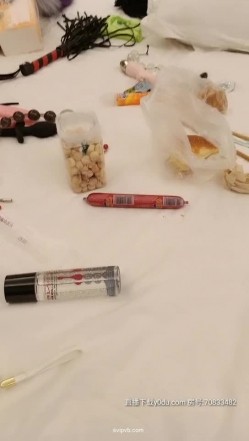 调教女奴，刮毛夹奶爬行,筷子插屁眼，给女主人舔逼,舔脚,喝尿 截图9