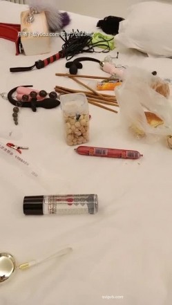 调教女奴，刮毛夹奶爬行,筷子插屁眼，给女主人舔逼,舔脚,喝尿 截图12