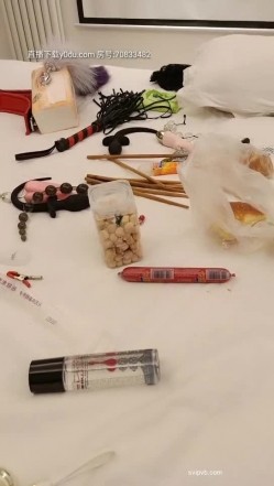 调教女奴，刮毛夹奶爬行,筷子插屁眼，给女主人舔逼,舔脚,喝尿 截图14