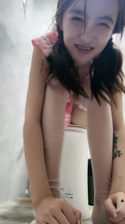 新人下海颜值美少女！双马尾情趣装！酒店道具自慰，特别肥唇骚穴，坐马桶上特写菊花，妹妹非常骚 截图9