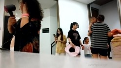 女偷拍客潜入国内某温泉会所~沐浴更衣偷拍学妹浴池戏水一字马 截图2