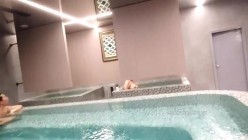 女偷拍客潜入国内某温泉会所~沐浴更衣偷拍学妹浴池戏水一字马 截图14