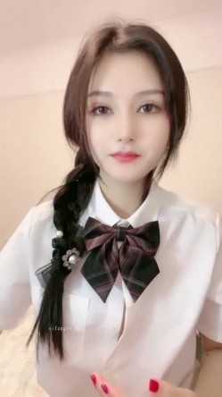 【极品主播】神仙颜值人气小仙女 -茶酱-，有点混血儿感觉，三点全裸，揉奶，掰开逼穴，艳舞诱惑！ 截图1