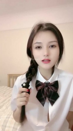 【极品主播】神仙颜值人气小仙女 -茶酱-，有点混血儿感觉，三点全裸，揉奶，掰开逼穴，艳舞诱惑！ 截图2