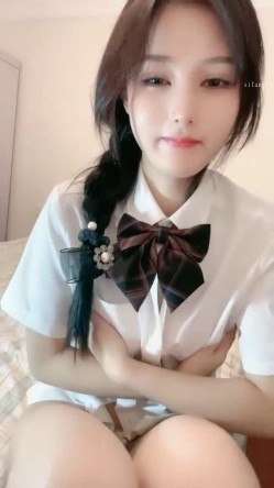 【极品主播】神仙颜值人气小仙女 -茶酱-，有点混血儿感觉，三点全裸，揉奶，掰开逼穴，艳舞诱惑！ 截图3