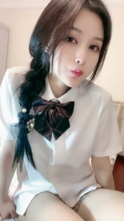 【极品主播】神仙颜值人气小仙女 -茶酱-，有点混血儿感觉，三点全裸，揉奶，掰开逼穴，艳舞诱惑！ 截图4