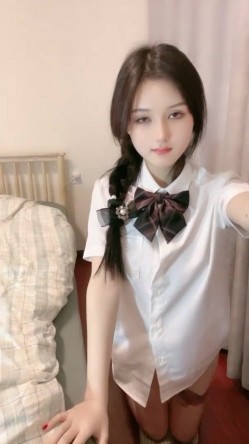 【极品主播】神仙颜值人气小仙女 -茶酱-，有点混血儿感觉，三点全裸，揉奶，掰开逼穴，艳舞诱惑！ 截图5