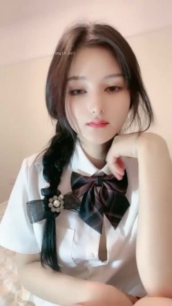 【极品主播】神仙颜值人气小仙女 -茶酱-，有点混血儿感觉，三点全裸，揉奶，掰开逼穴，艳舞诱惑！ 截图6