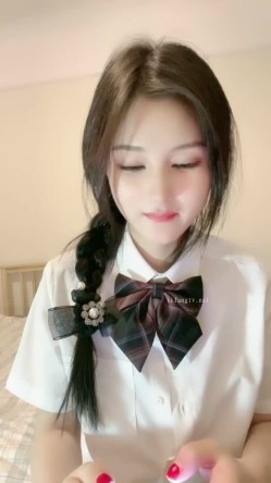 【极品主播】神仙颜值人气小仙女 -茶酱-，有点混血儿感觉，三点全裸，揉奶，掰开逼穴，艳舞诱惑！ 截图7