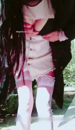 小可爱平台-嫂夫人 小区绿化草丛露出表演 鸡蛋入菊 肛门都翻出来了 自慰高潮喷尿 玩的超嗨 截图4