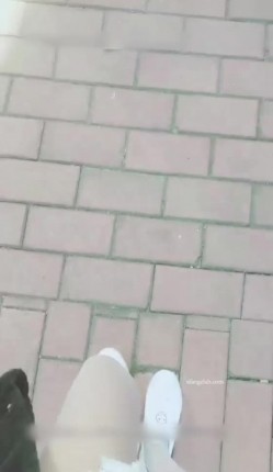 小可爱平台-嫂夫人 小区绿化草丛露出表演 鸡蛋入菊 肛门都翻出来了 自慰高潮喷尿 玩的超嗨 截图14