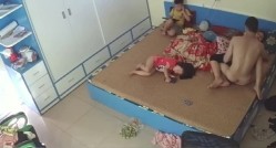 《居家摄像头破解》一对毫无廉耻的夫妻竟然当着孩子的面玩69啪啪啪 截图10