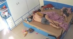 《居家摄像头破解》一对毫无廉耻的夫妻竟然当着孩子的面玩69啪啪啪 截图15