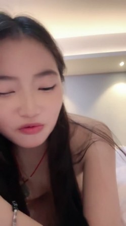 邻家女神！尺度突破！终于被操了~【困困兔】，眼镜美，清纯反差，被男友家中啪啪狂操，娇喘阵阵好骚 截图16
