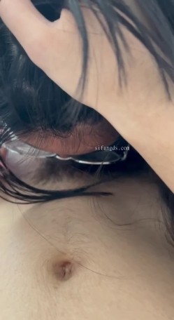 云盘高质露脸A级泄密，十个眼镜九个骚，颜值普通的女孩被老司机调教成了母狗，往逼里灌水各种玩肏 截图13