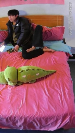 大学城  饥渴太久的小情侣 一进来就上床开始脱衣服 小美女奶子诱人得很 跟男友还有情侣纹身 截图1