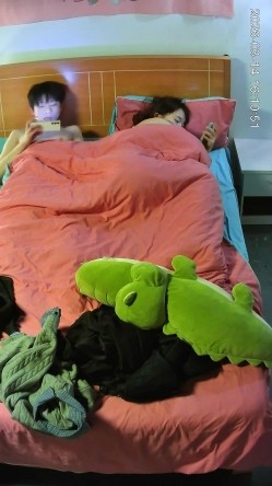 大学城  饥渴太久的小情侣 一进来就上床开始脱衣服 小美女奶子诱人得很 跟男友还有情侣纹身 截图16