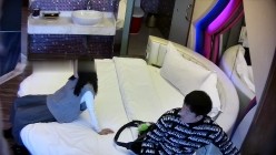 精神小哥下班和苗条女友酒店开房 换上新买的渔网袜取悦男友舌吻后入上位玩的不亦乐乎 截图1