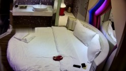 精神小哥下班和苗条女友酒店开房 换上新买的渔网袜取悦男友舌吻后入上位玩的不亦乐乎 截图2