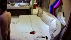 精神小哥下班和苗条女友酒店开房 换上新买的渔网袜取悦男友舌吻后入上位玩的不亦乐乎 截图3