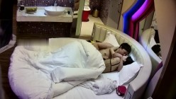 精神小哥下班和苗条女友酒店开房 换上新买的渔网袜取悦男友舌吻后入上位玩的不亦乐乎 截图4