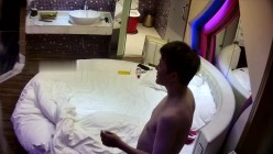 精神小哥下班和苗条女友酒店开房 换上新买的渔网袜取悦男友舌吻后入上位玩的不亦乐乎 截图7
