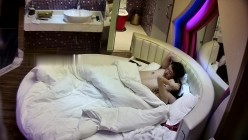 精神小哥下班和苗条女友酒店开房 换上新买的渔网袜取悦男友舌吻后入上位玩的不亦乐乎 截图8