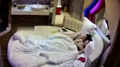 精神小哥下班和苗条女友酒店开房 换上新买的渔网袜取悦男友舌吻后入上位玩的不亦乐乎 截图9