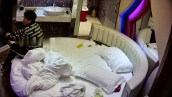精神小哥下班和苗条女友酒店开房 换上新买的渔网袜取悦男友舌吻后入上位玩的不亦乐乎 截图16