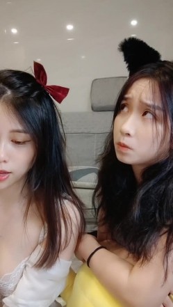 青涩又淫荡的青春姐妹花【青禾怡夏】广东中山，两根舌头交织缠绵舌吻，好喜欢哦，肉棒自慰，互相磨蹭骚逼 截图2