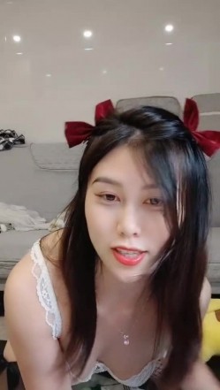 青涩又淫荡的青春姐妹花【青禾怡夏】广东中山，两根舌头交织缠绵舌吻，好喜欢哦，肉棒自慰，互相磨蹭骚逼 截图5