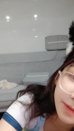 青涩又淫荡的青春姐妹花【青禾怡夏】广东中山，两根舌头交织缠绵舌吻，好喜欢哦，肉棒自慰，互相磨蹭骚逼 截图14