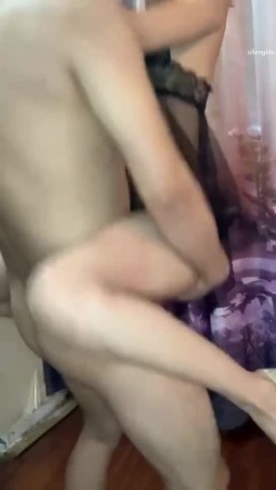 某航空姐身材颜值天花闆～上班服务旅客是女神，下班服务金主是母狗 截图15